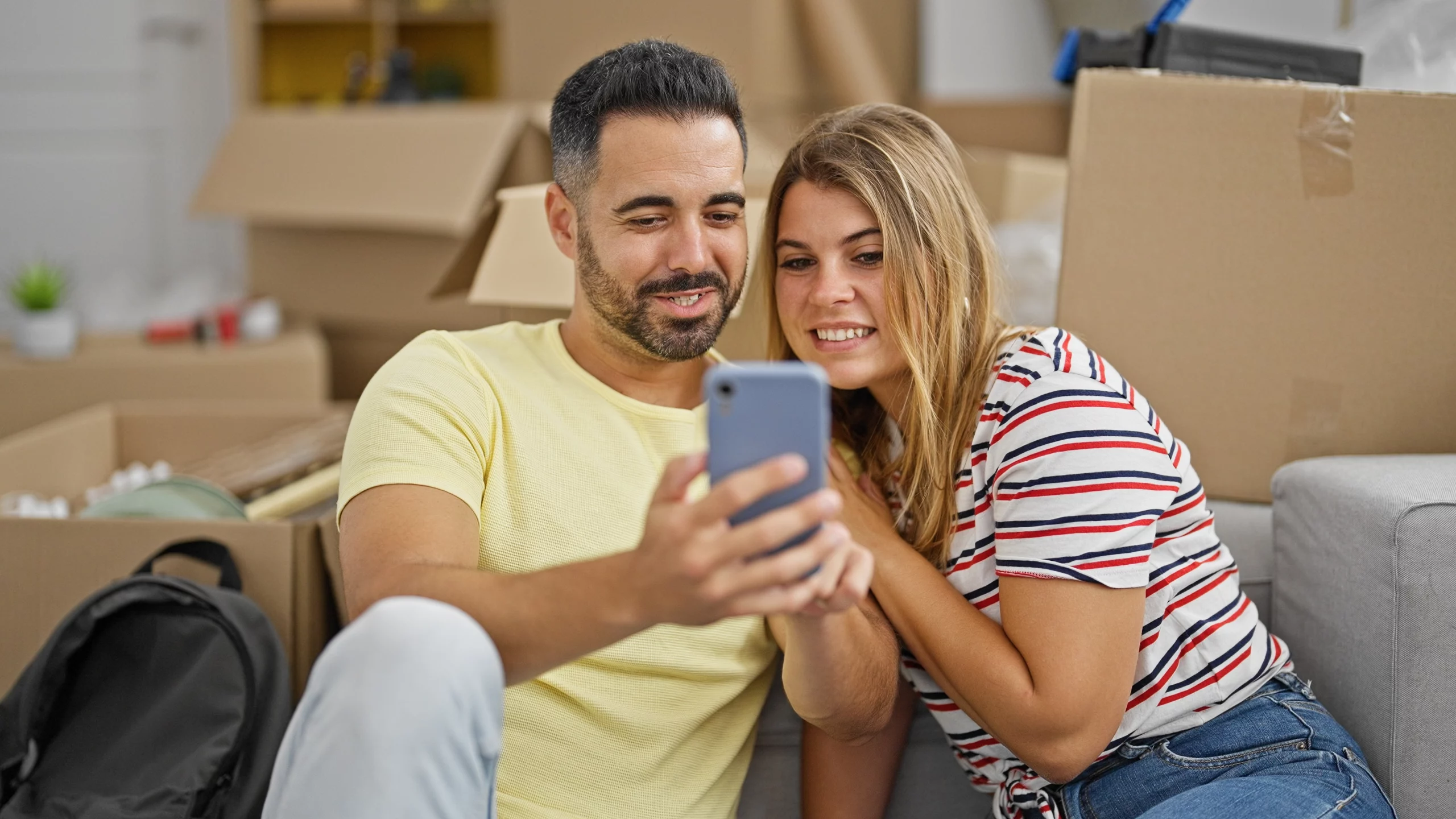 fixed rate home loan; couple looking at phone | Oceania Finance